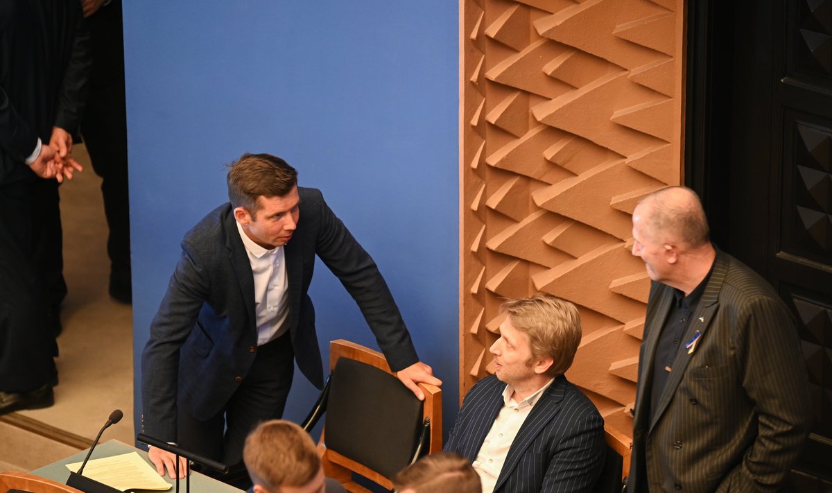 FRAKTSIOONIST VÄLJA: Martin Repinski (vasakul) sai oma kulutuste pärast sugeda ka keskfraktsiooni juhilt Jaanus Karilaiult (istub).