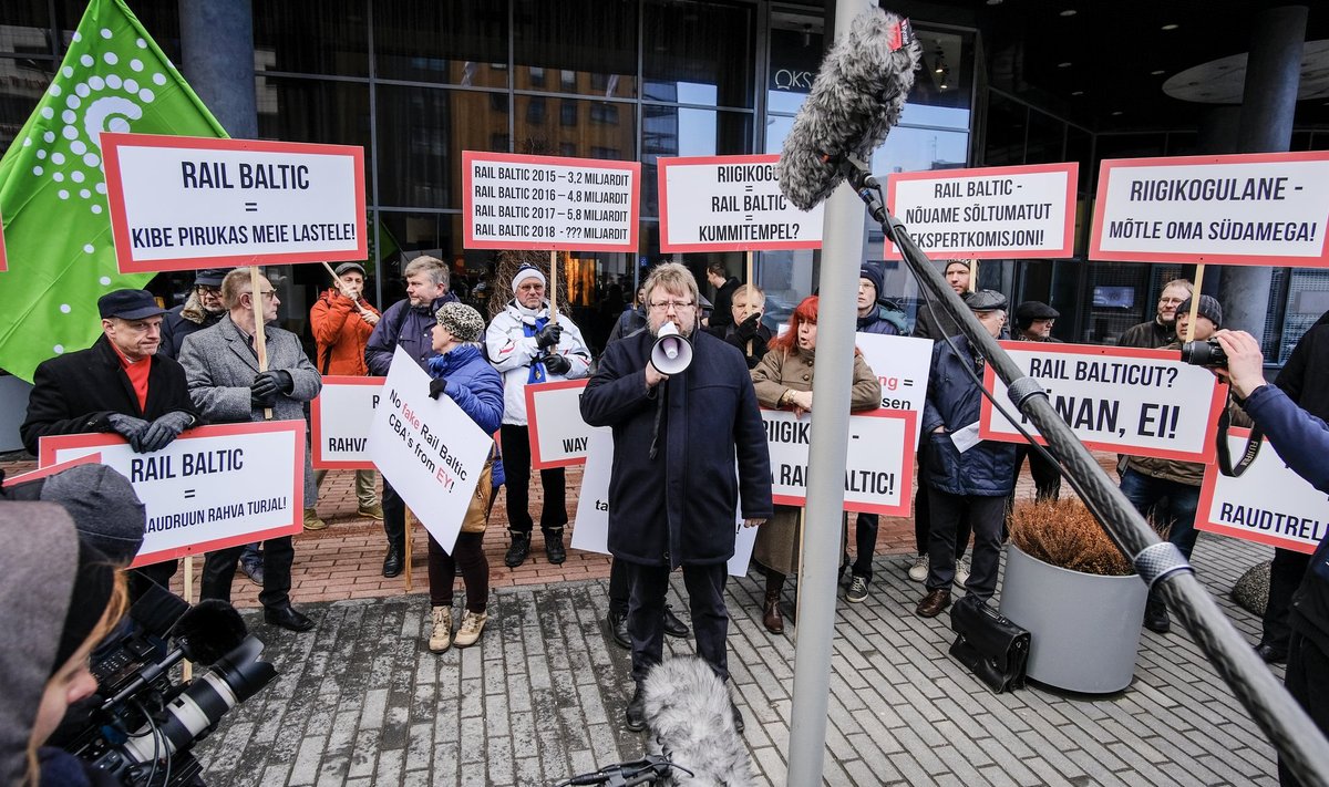 Samal ajal, kui Rail Balticu konverentsi peeti, avaldasid raudteevastased Swissoteli ees protesti.