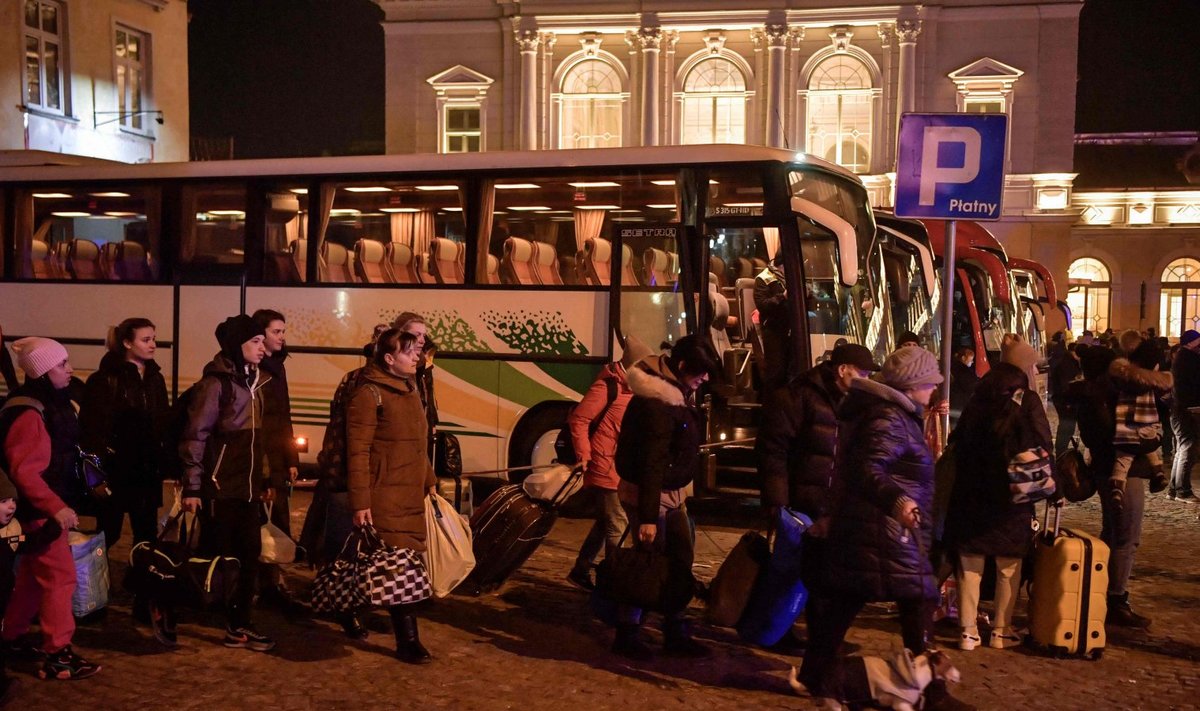 Põgenikud alustavad pikka teekonda läbi Poola