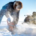 FOTOREPORTAAŽ | Kutseliste kaluritega koha püüdmas: väljasaetud jääkuubikutest võiks jäälossi ehitada