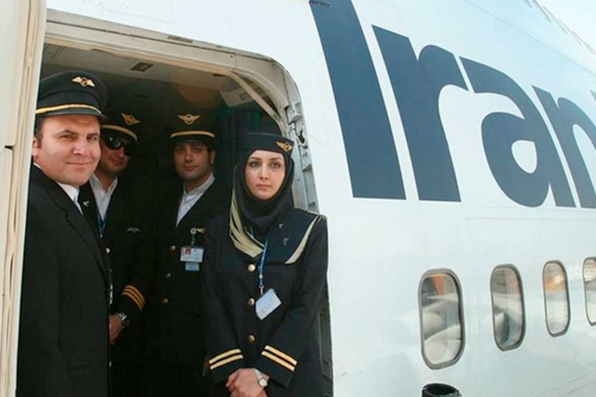 Мусульмане в самолете. Iran Air авиакомпания. Иран Эйр стюардессы. Иранские авиалинии стюардессы. Форма иранских авиалиний.