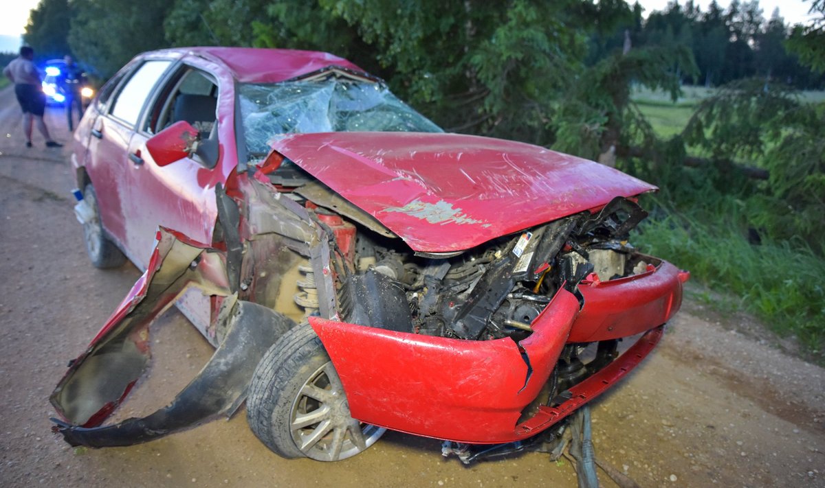 Eilse päeva traagilisim õnnetus - Viljandimaal hukkus sõiduautoga teelt välja sõitnud mees.