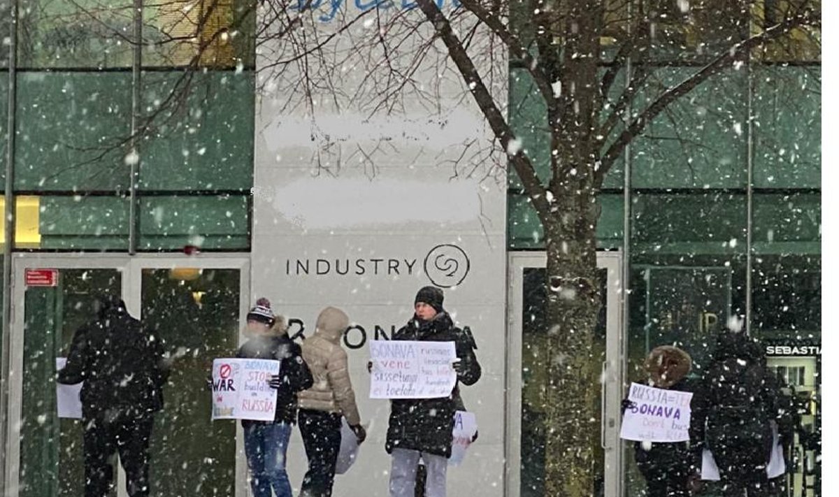 "Bonava, vene sissetungi ei toetata." Meeleavaldajad kogunesid kinnisvaraarendaja Bonava kontori ette 9. jaanuari ennelõunal.