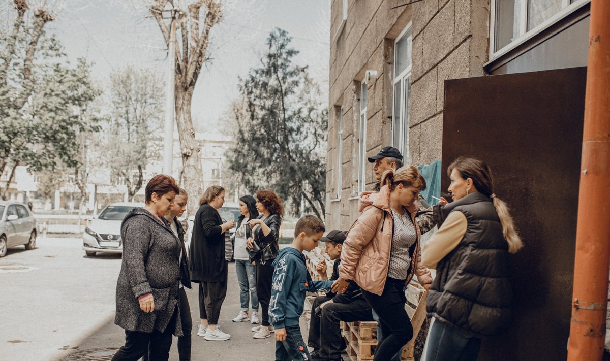 Люди идут в волонтерский штаб "Одесса как она есть"