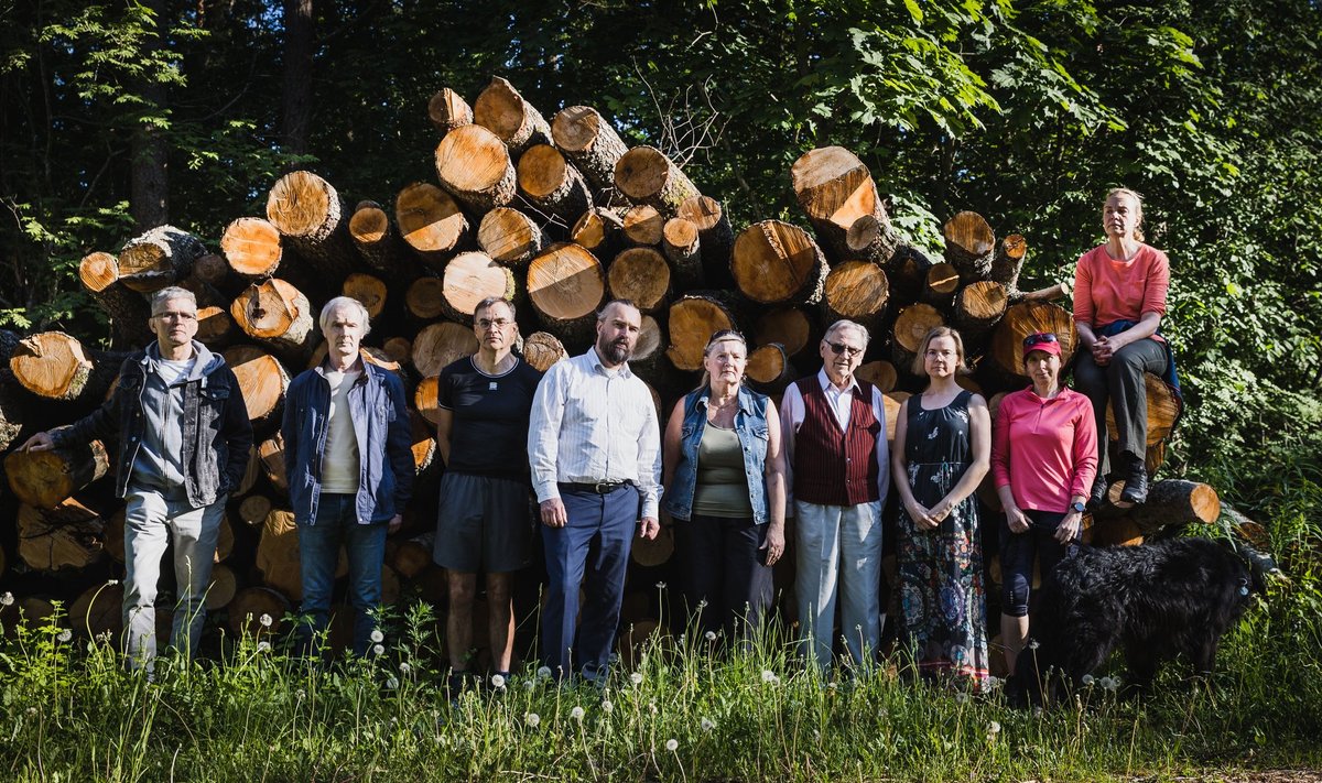 MTÜ Sütiste Metsa Selts esindajad, kes koondusid pärast seda, kui märtsis hakati Tallinnas KAH-alal, Nõmme-Mustamäe maastikualal, terviseradade laiendamiseks puid raiuma. Seltsi eesmärk on alal raietööd täielikult peatada. 