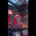 KUUM VIDEO | Naine saab, mis naine tahab! Tõrges Jon Bon Jovi andis innukale fännile lõpuks tuhandete silme all kuuma musi!