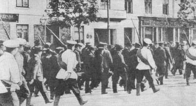 1906. aasta foto Poolast: karistussalk eskordib vangistatuid. Päts pääses enamvähem samal ajal Poola kaudu Šveitsi.