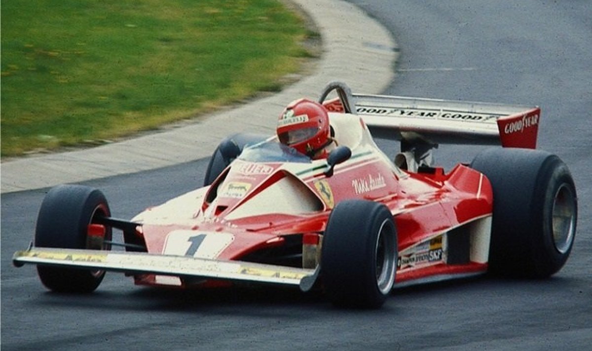 Niki Lauda oma Ferrari 312 T2 roolis 1976. aastal. Hooaeg katkes tal ränkade põletushaavadega pärast avariid.