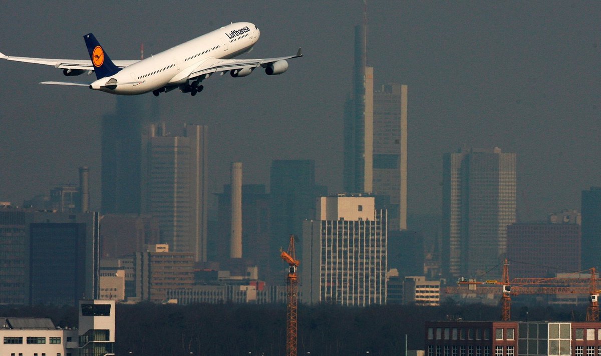 Lufthansa lennuk tõuseb õhku Frankfurdi lennujaamast.