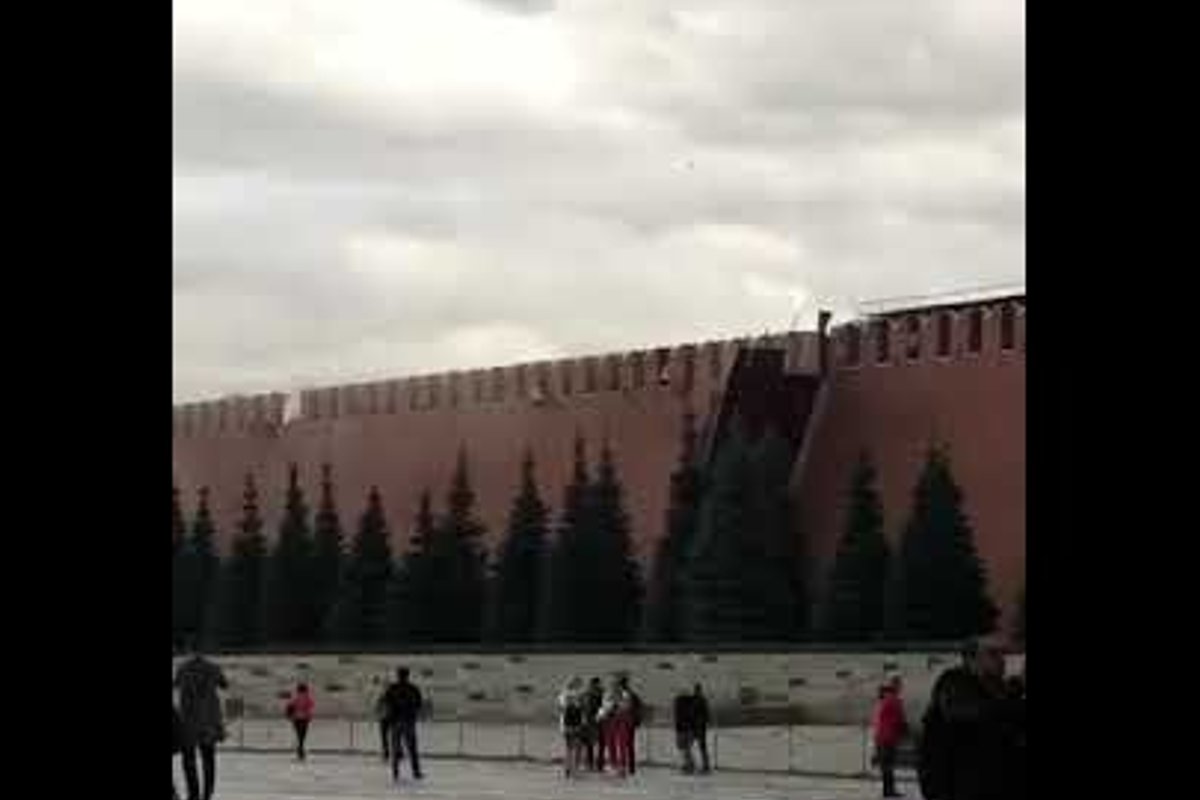 Тг кремлевский. Каменный забор в виде мерлонов кремлевской стены.