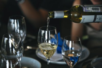 Bordeaux on tuntud pigem oma punaste veinide poolest, kuid valmistatakse ka mõnusaid valgeid ja rose'sid.