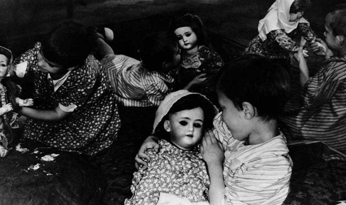 15. jaanuar 1946. Leningradi blokaadis oma vanemad kaotanud lapsed mängivad nukkudega 9. lastekodus. Foto: Corbis/Scanpix