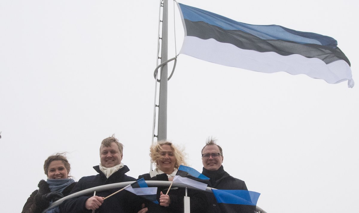 Sinimustvalge lipu heiskamise 30. aastapäeval tegid toonased neli noort koorilauljat Pika Hermanni tipus samasuguse pildi.