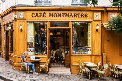 Klassikaline Pariisi kohvik, kus tunde lihtsalt istudes aega veeta.