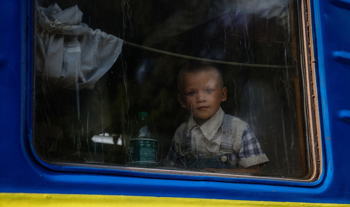 Ukraina laps evakuatsioonirongil Donbassis 16. augustil.