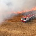 ФОТО | Рядом с Пайде горит хлебное поле, работы по тушению продолжаются