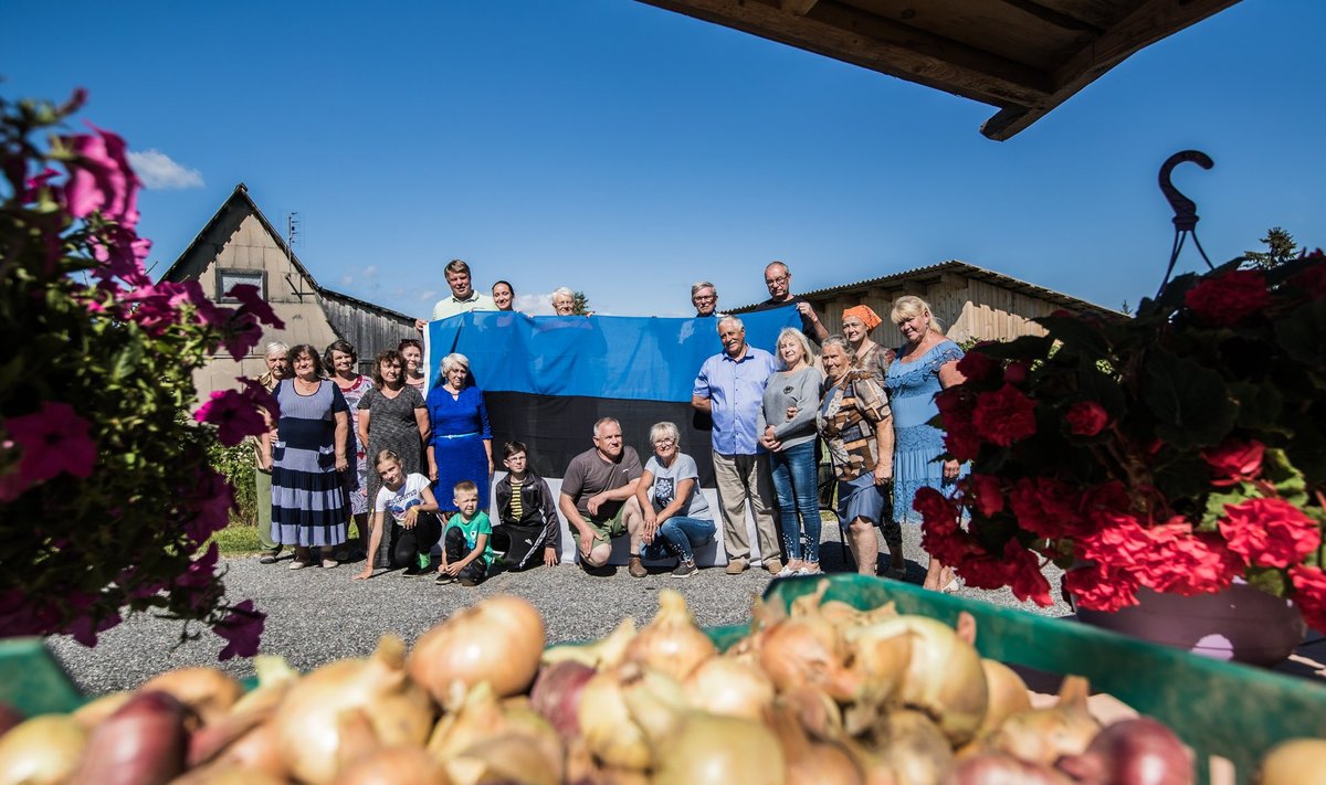Õnnelik Lüübnitsa küla pärast Eesti aasta küla 2019 võidust teada saamist. Tänavu osaletakse juba Euroopa liigas Setomaa valla koosseisus. Kas taas tuleb võit?