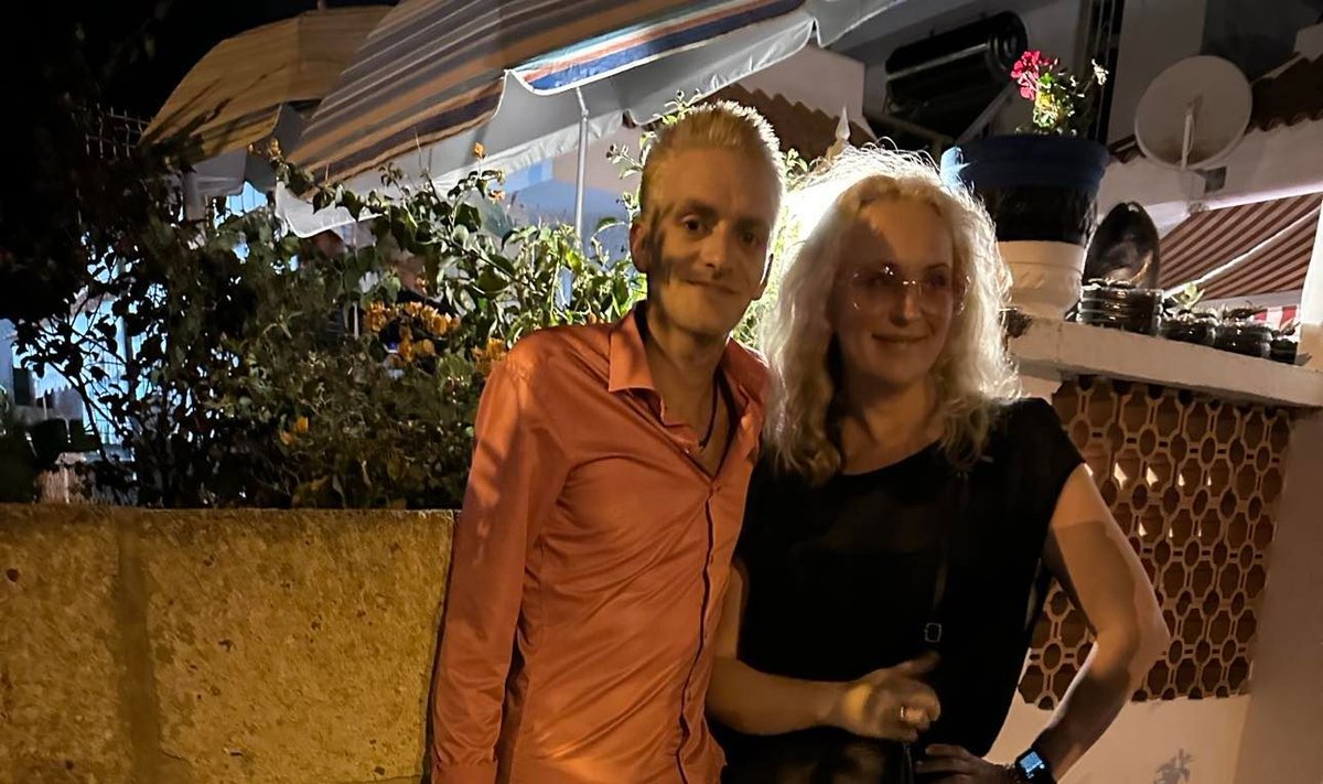 ARTISTID Paul Neitsov sattus parasjagu esinema Tenerifel, kui omaaegne lauljatar Estin seal sünnipäeva pidas.