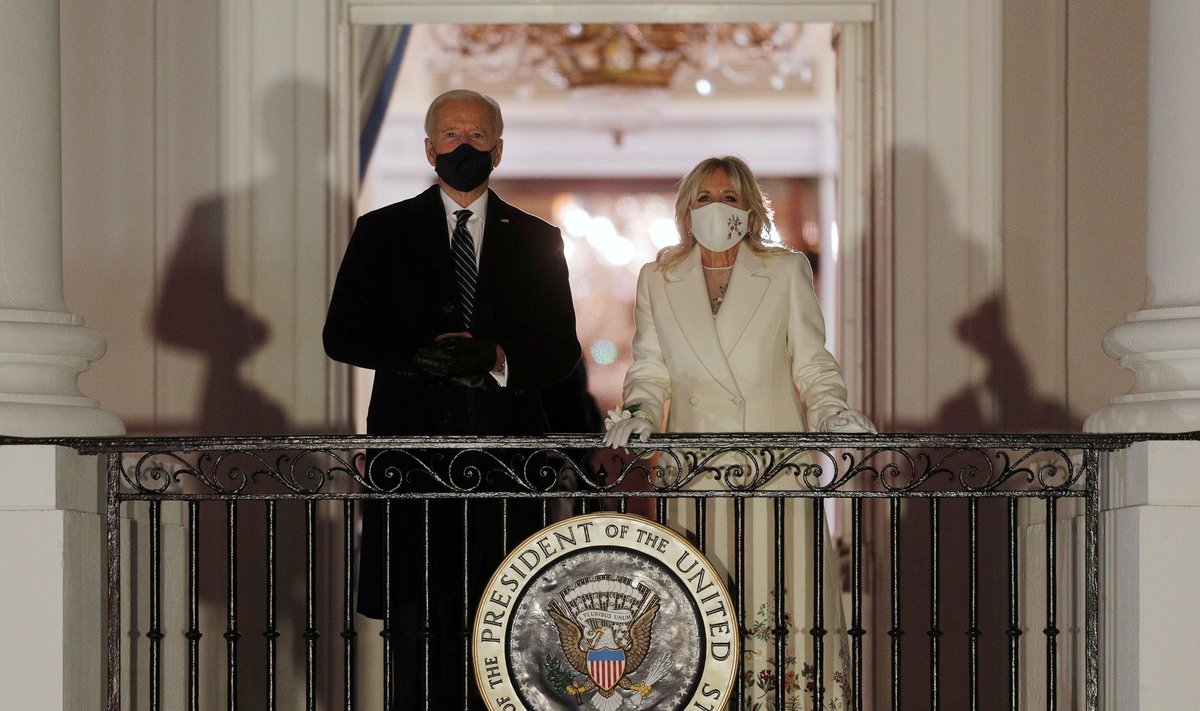 Joe ja Jill Biden naudivad ametisse vannutamise tseremoonia järel ilutulestikku.