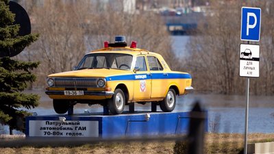 Kummardus tublile tööhobusele. Ausammas miilitsavärvides GAZ-24-le Nižni Novgorodis.