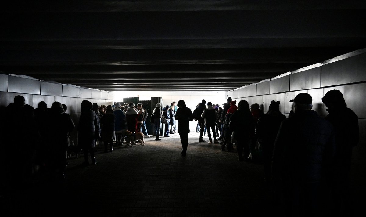 KIIEVI AASTAVAHETUS: Kiievlased peitsid end aastavahetusel jalakäijate tunnelis. Sellal kui Venemaa tappis pühade ajal tsiviilisikuid, said ukrainlased kätte aastavahetust tähistavad Vene sõdurid.