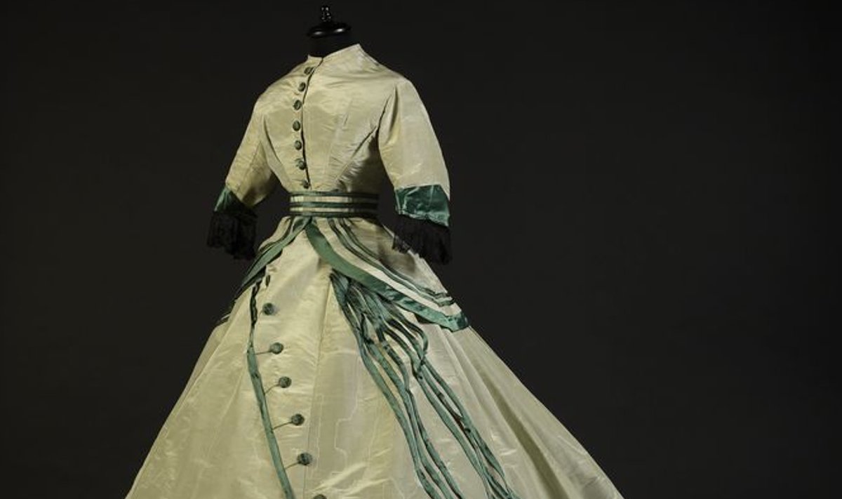 Seda rohekast taftist vedikuga kleiti kanti mõnes Euroopa peenes salongis umbes 1865. aastal.