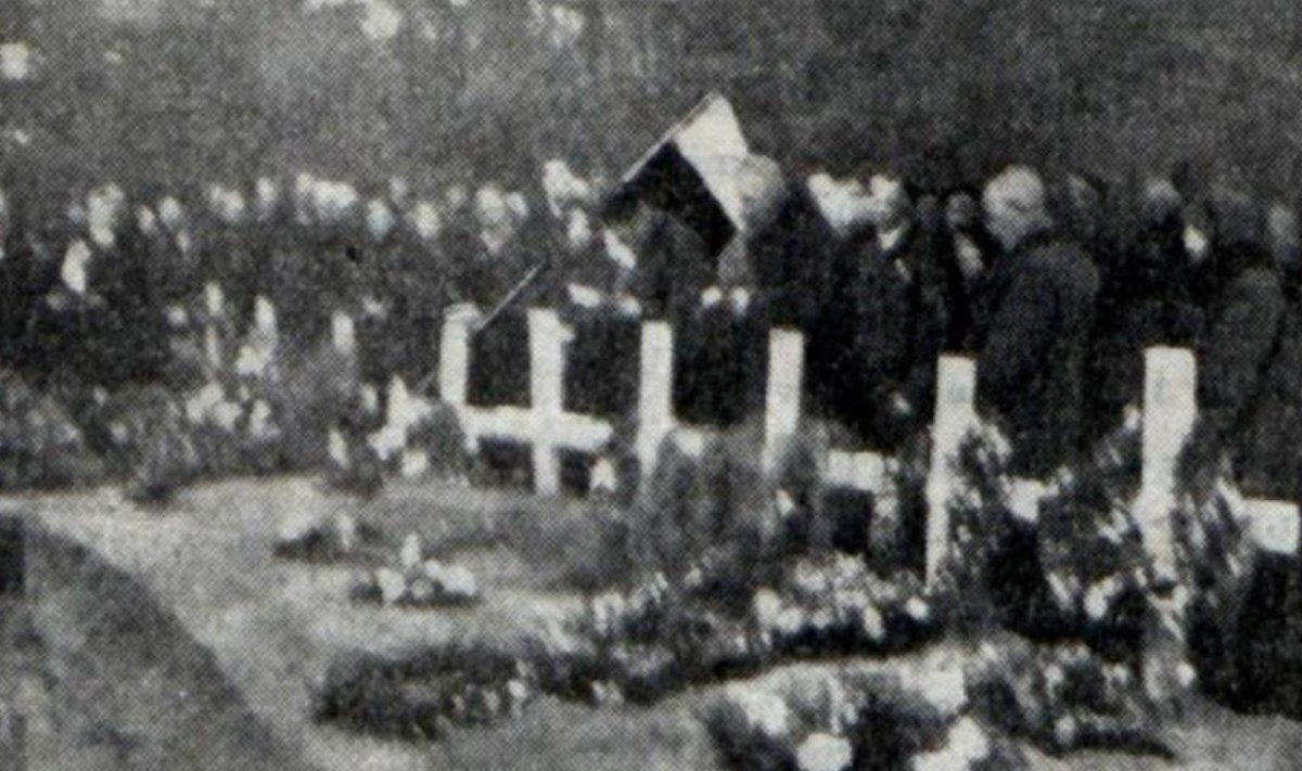 MÕRVA­OHVRITE MATUS: Mänspe kalmistule maeti 13 venelaste poolt tapetud kohalikku elanikku. Haruldane ülesvõte ilmus ajalehes Eesti Sõna (1942).