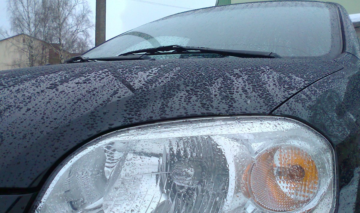 Iga aastaga jääb vähemaks automudeleid, mille esilaterna pirni vahetamise autoomanik ise tihkab ette võtta.