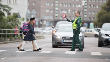 Korrakaitsejuht: ema, isa, takso- või bussijuht – pööra pilk telefonist teele, et laste koolitee oleks turvaline!