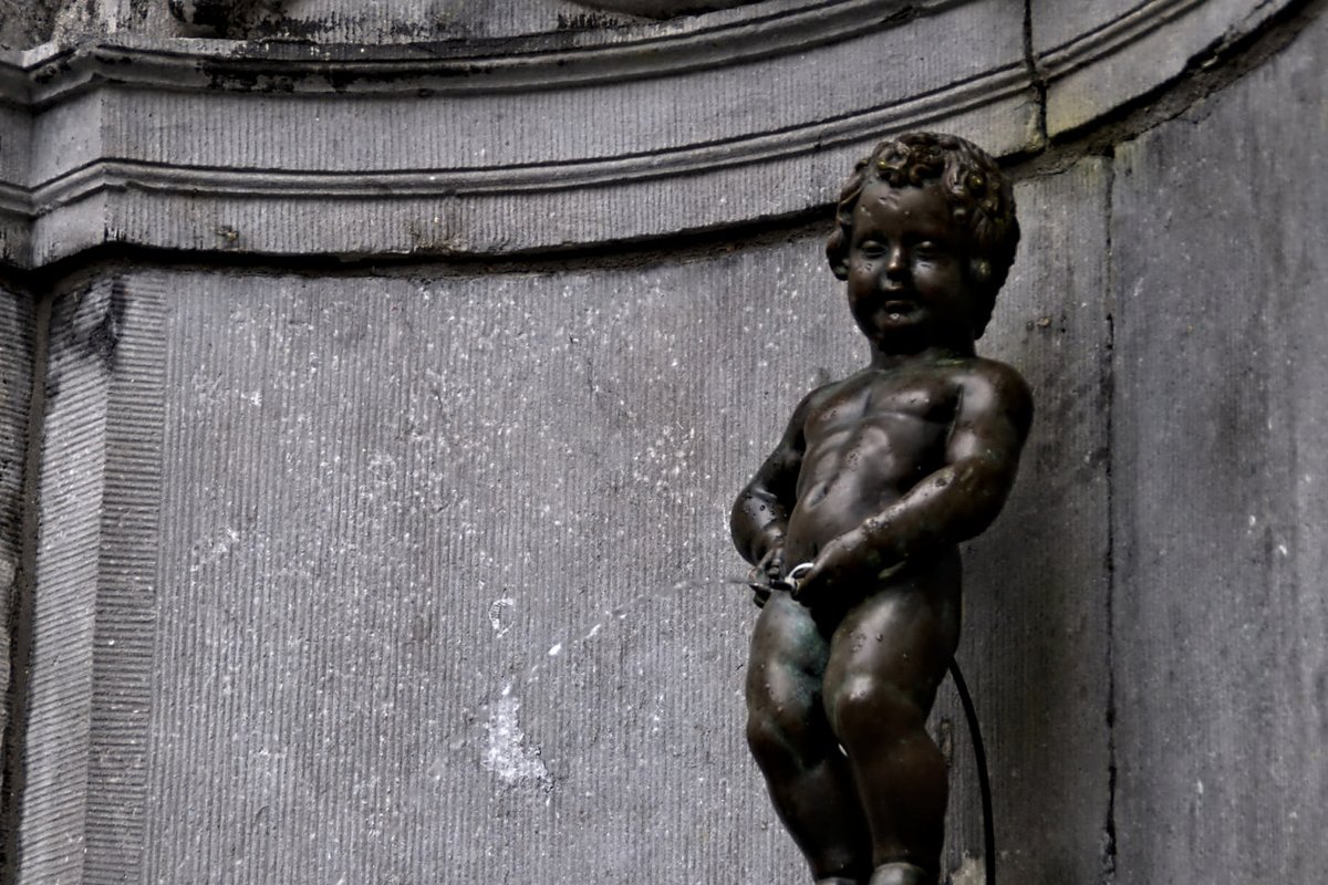 Мальчик писает на девушку. Статуя писаюшемумальчику Брюссель. Писающий мальчик Брюссель. Zinneke Pis в Брюсселе. Скульптура писающий мальчик.