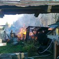 ФОТО: Житель идущей под снос деревни Соодевахе поджег свой дом