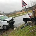 ФОТО | В Ахья фургон врезался в стену, водитель получил травмы