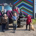 Indreko roosa traktoriga talu peavad kolm põlvkonda kangeid naisi