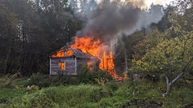 ФОТО | В Нарве дотла сгорел жилой дом, владелец с ожогами доставлен в больницу 