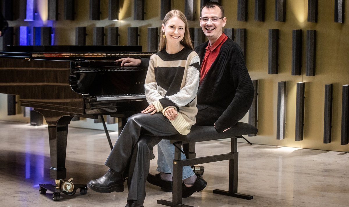 Õpingukaaslased EMTA-st, laulja Olga Bulavina ja pianist Petr Sushkov korraldavad nüüd pärast kooli lõpetamist kontserte haiglas koos teiste noorte muusikutega.