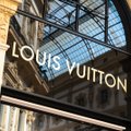 Louis Vuitton показал новую коллекцию с символом, похожим на букву Z. В соцсетях компанию заподозрили в поддержке вторжения на Украину