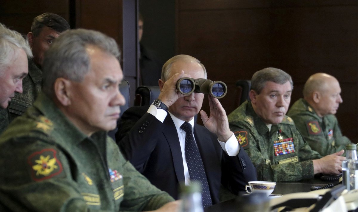 Vene kaitseminister Sergei Šoigu, president Vladimir Putin ja kindralstaabi ülem Valeri Gerassimov Zapad-2017 õppusi jälgimas