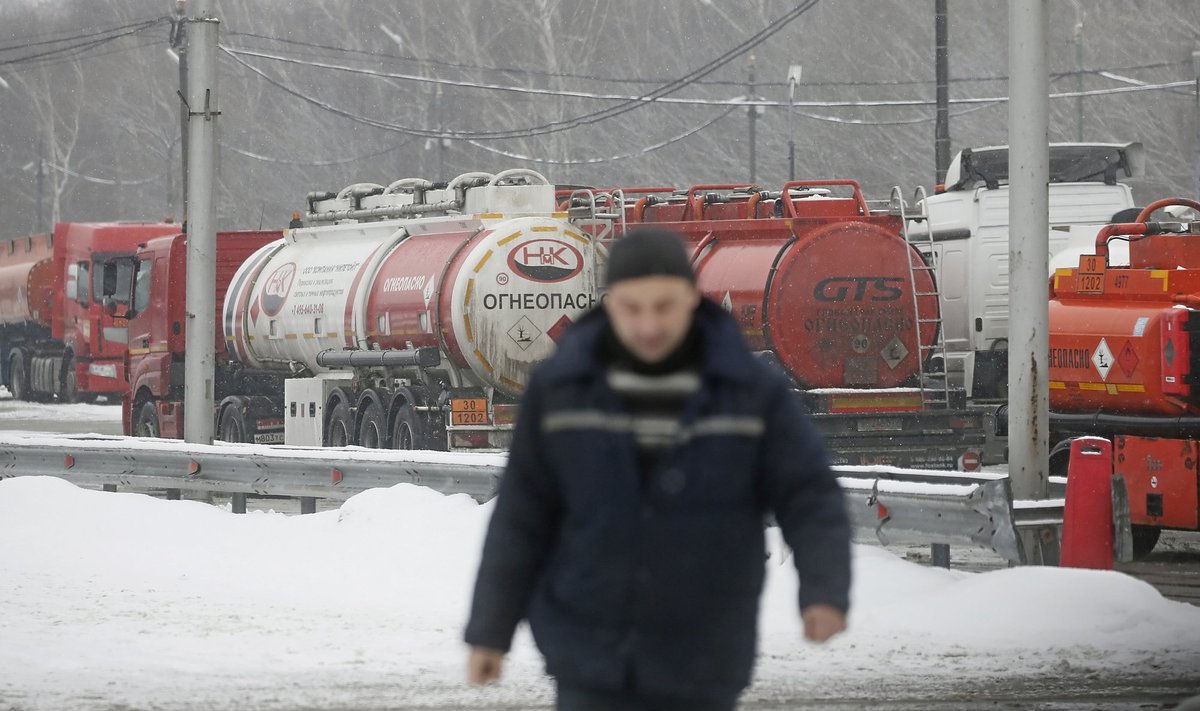 Kütuseautod seisavad Gazpromi Moskva naftatöötlemistehase parklas. Venemaa president keelustas Vene naftatoodete ekspordi kõigisse maadesse, kus kehtestati nende toodetele hinnalagi. Varem leppisid Euroopa Liit ja G7 riigid Venemaa naftale kokku hinnalae 60 dollarit/barrel.