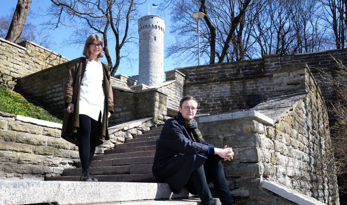 Eesti paviljoni kuraatorid Hirvepargi treppidel, mis on ka osaks näitusest.
