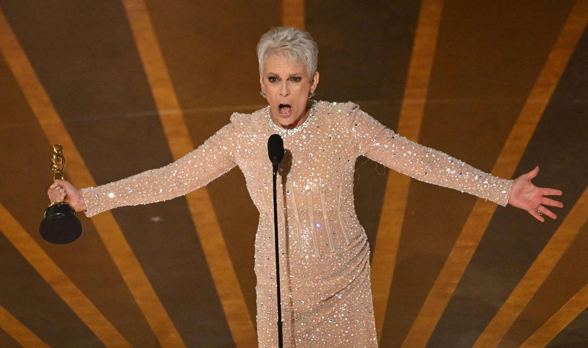 PALJU ÕNNE!: Jamie Lee Curtis vastu võtmas parima naiskõrvalosatäitja Oscarit.