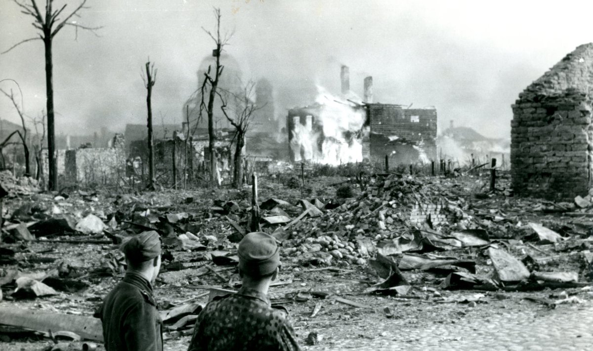 Narva 1944. aastal pärast Nõukogude lennuväe pommitamist ja suurtükituld. Nõukogude ajal tulid linna uued elanikud.