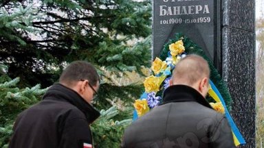 Правда ли, что премьер-министр Польши возложил цветы к памятнику Бандере и назвал его другом польского народа?