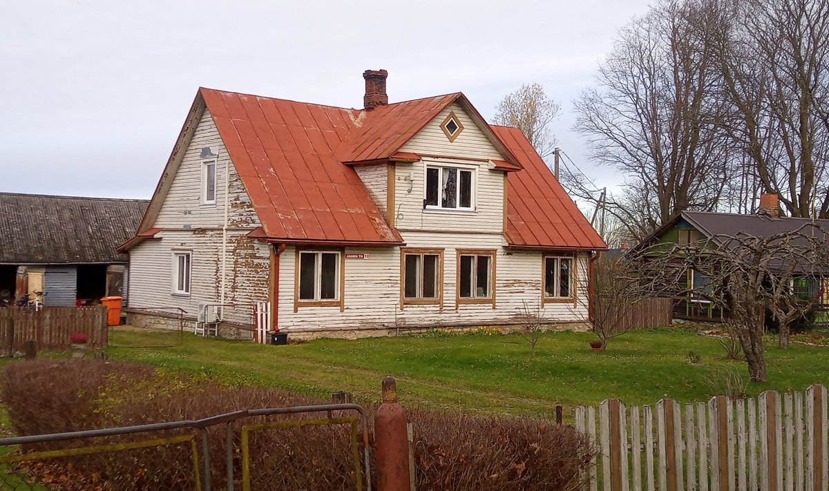 Maja enne fassaaditöid. Nagu näha, on vana värv kõige rohkem maha koorunud läänepoolsest seinast, just sellest nurgast, mis saab enda peale enamiku tuulest ja vihmast.