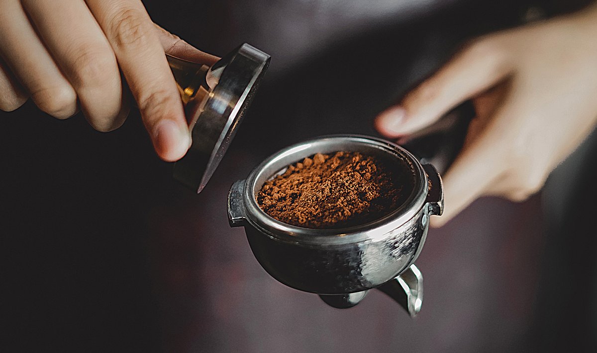 Kohv tuleb parem, kui puru on käpas ühtlaselt. Masinaga kaasas oleva surujaga pressides muutub kohvipuru käpas ühtlaseks plokiks.