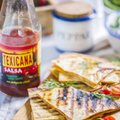 RETSEPT | Mõnus snäkk jalgpalli kõrvale: grillitud quesadilla 'd juustu ja vürtsika kastmega