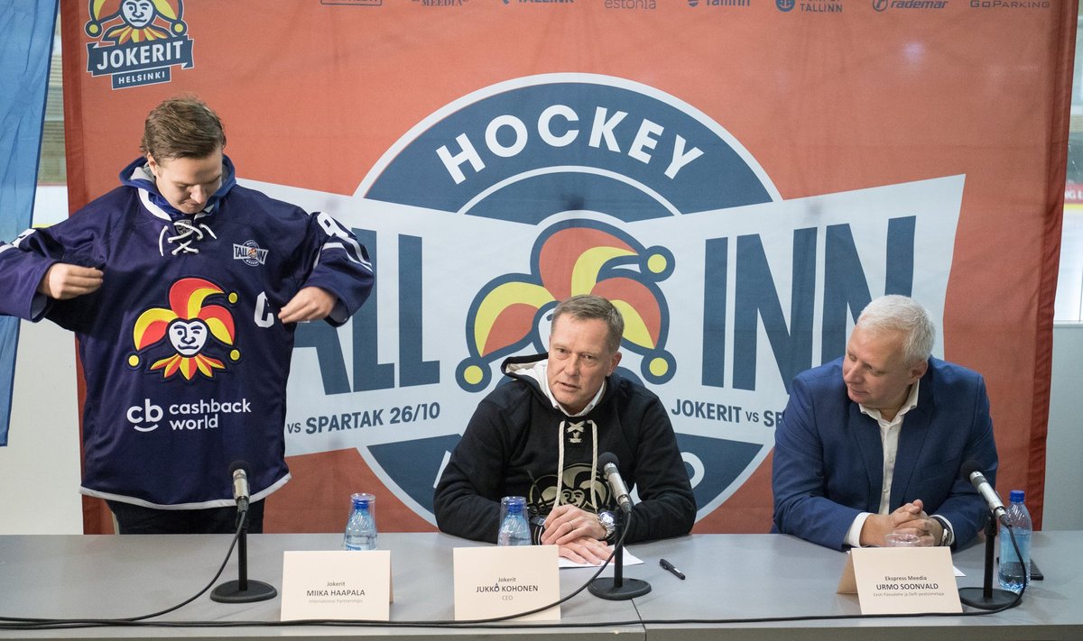 Helsingi Jokerite rahvusvaheliste partnerluste juht Miika Haapala tutvustab spetsiaalselt Tallinna mängudeks valmistatud särki.