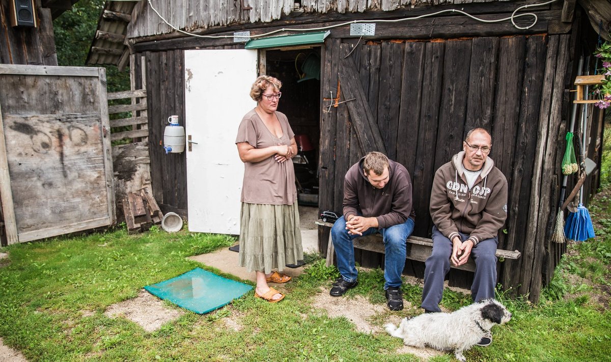 Merle (vasakult), Madis ja Margus Aaspere oma koduhoovis. Tervisega kimpus pere ootab Jõgeva vallalt sotsiaalteenuseid, seni on kogu hoolduskoormus nende endi õlgadele pandud.