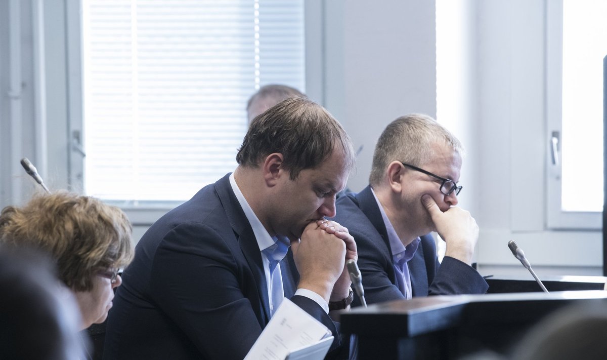 KAITSJAD: Kahe inimese mõrvas ja ööklubi Poseidon süütamises süüdistatavaid kaitsevad kohtus kolleegid Andres Simson (esiplaanil) ja Ilmar Straus büroost Simson Straus.