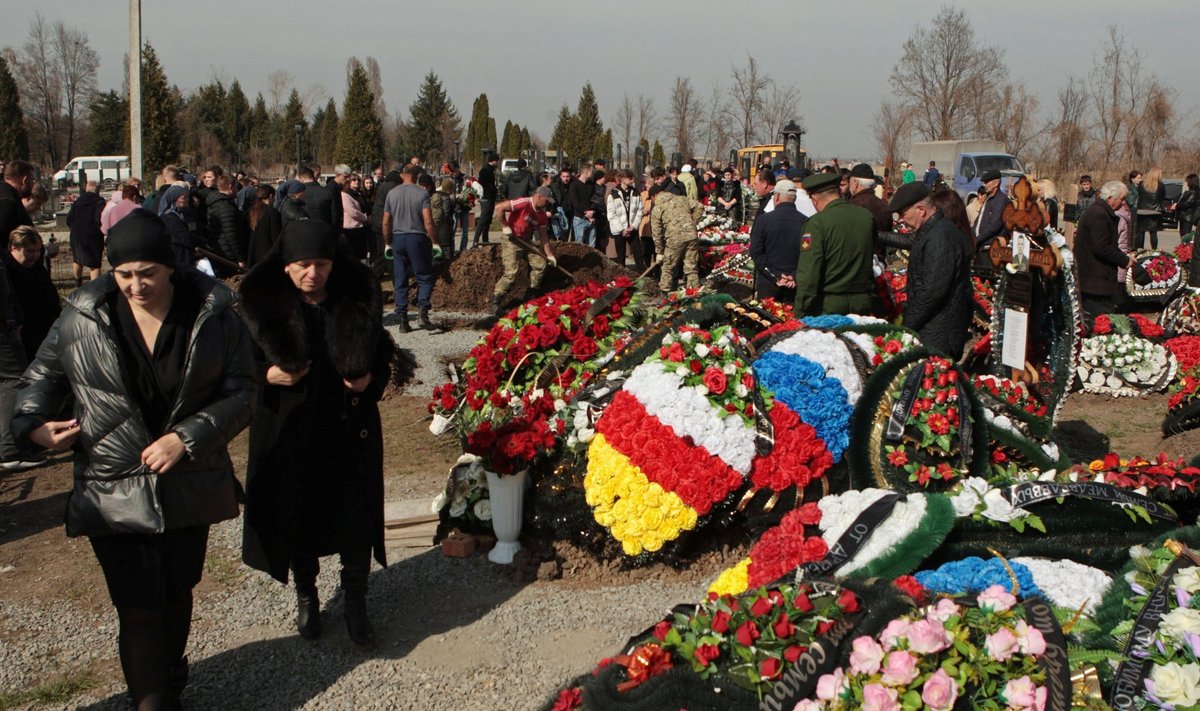 Похороны погибшего в Украине военнослужащего на кладбище Владикавказа, Северная Осетия. 8 апреля 2022 года