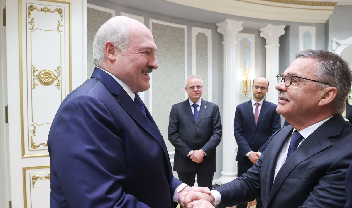 Rene Faseli (paremal) ja Aleksandr Lukašenko soe käepigistus.